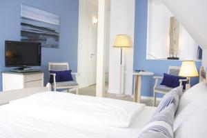 TV a/nebo společenská místnost v ubytování Mein Inselhotel