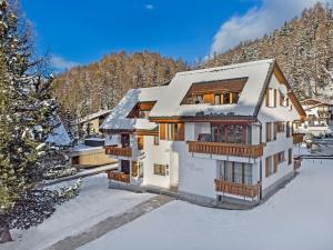 a house in the snow with a mountain at Rosatsch 13 in Surlej