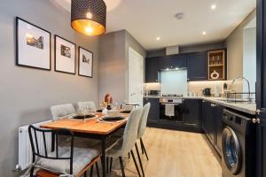 Homebird Property - Mill Cottage في ليدز: مطبخ وغرفة طعام مع طاولة وكراسي