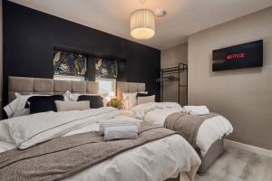 מיטה או מיטות בחדר ב-Homebird Property - Mill Cottage