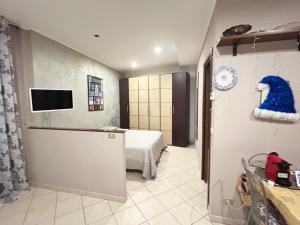pokój hotelowy z łóżkiem oraz pokój z telewizorem w obiekcie Central Low Cost w Turynie