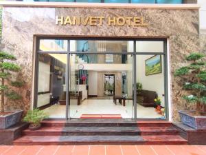 Hanvet Hotel Ha Noi في هانوي: مدخل فندق الهامستر بباب زجاجي