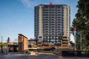 坦佩雷伊尔韦斯坦佩雷原始索克斯酒店的上面有 ⁇ 红标志的高楼