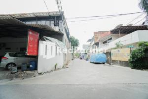 an empty street in a city with a building at Bright Residence near ITC Mangga Dua Mitra RedDoorz in Jakarta