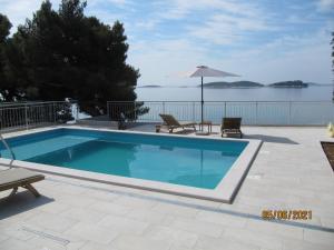 uma piscina com vista para a água em Beach House Nono em Orebić