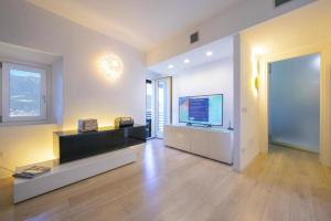 Et tv og/eller underholdning på poolside apartment Cristina