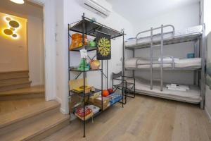 En eller flere senge i et værelse på poolside apartment Cristina + 18 billeder