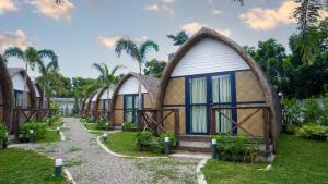eine Reihe von Cottages in einem Resort in der Unterkunft UNWND BOUTIQUE HOTEL CALATAGAN in Batangas City