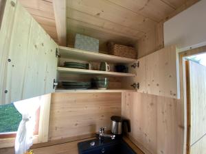 eine Küche mit einem Waschbecken in einer Holzhütte in der Unterkunft Schäferwagen Altensteig in Altensteig