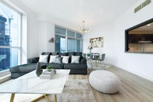 Fotografie z fotogalerie ubytování Maison Privee - High-Floor Trendy Apt with Marina, Palm & Ocean Vws v Dubaji