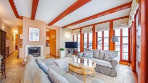 una sala de estar con un sofá y una mesa en Zachód Słońca, Sun & Snow, en Mielno