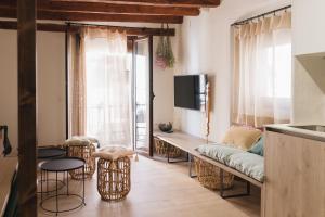 uma sala de estar com um sofá e uma mesa em Apartaments la Rambla - Esperó de Bolós - 4 pers em Cornudella