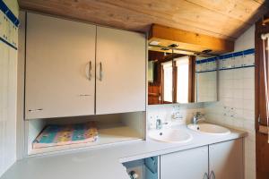 Eldhús eða eldhúskrókur á Chalet les Mésanges - Salvan