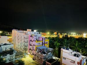 vista su una città di notte con edifici di SM Royal Suites - Hotel near Kempegowda international Airport Bangalore a Devanhalli