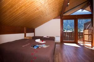 sypialnia z 2 łóżkami i dużym oknem w obiekcie Chalet Résidence Chantey Mourry 67 - Happy Rentals w Chamonix-Mont-Blanc