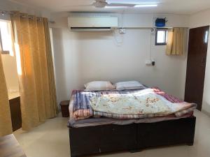 Postel nebo postele na pokoji v ubytování Kamil’s Studio Apartment + 34 fotografií