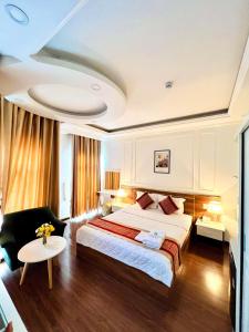1 dormitorio con 1 cama grande y 1 sofá en NEW CITY HOTEL, en Tây Ninh