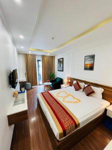 ein Schlafzimmer mit einem großen Bett in einem Zimmer in der Unterkunft NEW CITY HOTEL in Tây Ninh