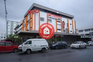 a white van parked in front of a building at Super OYO 976 Dragon Inn in Miri