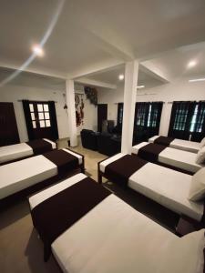 瓦亚纳德3 Hills Hostel的一间房间,里面放着一堆床