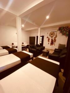 Pokój z kanapami i krzesłami oraz salonem w obiekcie 3 Hills Hostel w mieście Wayanad