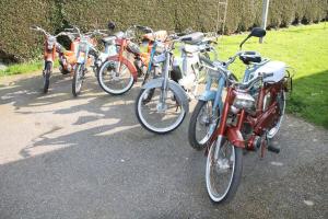 un grupo de bicicletas estacionadas una al lado de la otra en Le Haut Mesnil-3 en Mesnil-Follemprise