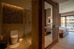 ein Bad mit einem Bett, einer Dusche und einem WC in der Unterkunft Pamookkoo in Kata Beach