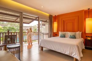 Postel nebo postele na pokoji v ubytování Arinara Beach Resort Phuket - SHA Extra Plus