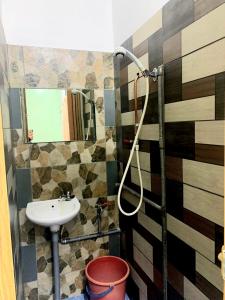 uma casa de banho com um lavatório e um chuveiro em Sakura Guest House em Cameron Highlands
