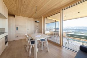 een eetkamer met een tafel en uitzicht op de oceaan bij Apartments Pôldi in Sulzberg