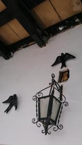 ベヘール・デ・ラ・フロンテーラにあるCasa Aguamarinaの灯籠の横に二羽の鳥が腰掛けている