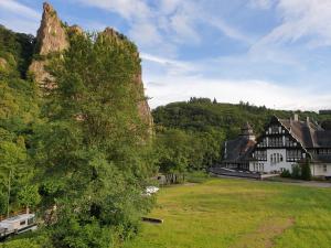 ein Haus auf einem Feld neben einem Berg in der Unterkunft Ferienhaus am Fluss. Baubiologisch renoviert. in Bad Kreuznach