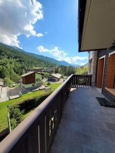 un balcón de una casa con vistas a las montañas en Appartamento incantevole con camino, en San Pietro