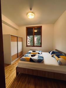 a bedroom with two beds and a window at Apartman Jahorina 6 in Jahorina