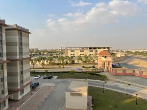 une vue aérienne sur une rue d'une ville dans l'établissement Gardenia city cairo, au Caire