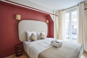 un dormitorio con una cama con dos animales de peluche en Apartment Notre Dame de Paris by Studio prestige, en París