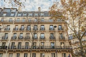 un gran edificio con muchas ventanas en Apartment Notre Dame de Paris by Studio prestige, en París