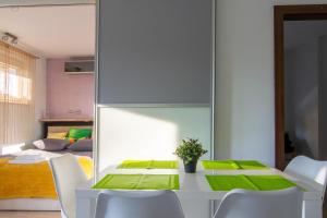 Posteľ alebo postele v izbe v ubytovaní W sercu Powiśla, Balkon, Klimatyzacja, WiFi, brak TV