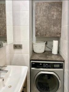 y baño con lavadora y lavamanos. en Şişli Merkez, en Estambul