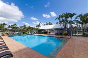 - une piscine avec des chaises à côté d'un bâtiment dans l'établissement Endless Summer in Cooly Level 18, à Gold Coast