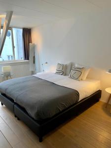 1 dormitorio con 1 cama grande en una habitación en Residences Old South, en Ámsterdam