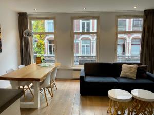un soggiorno con divano e tavolo di Residences Old South ad Amsterdam