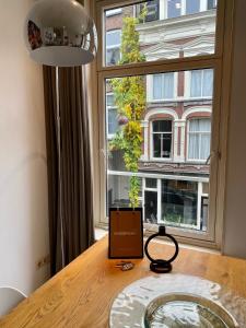 una mesa con un letrero delante de una ventana en Residences Old South, en Ámsterdam