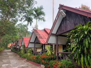 una fila de casas con techos rojos en SSP Bungalow en Trat