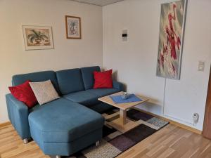 sala de estar con sofá azul y mesa en B1 Albmatte-FEWO Sauna, Hallenbad Außenbecken Massagen nebenan, en Menzenschwand