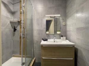 La salle de bains est pourvue d'un lavabo et d'une douche. dans l'établissement Luxury Studio 2 Hotel Ferme Du Château Fontaine, à Fontaine-lʼÉvêque