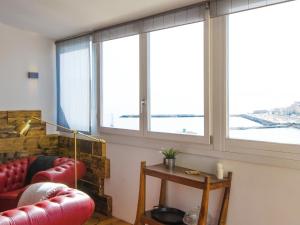 シラクーサにあるCasa Afrodite Exclusive Penthouseのリビングルーム(赤い椅子2脚、窓付)