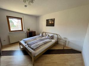 a bedroom with a bed in the corner of a room at Ferienwohnung am Rathaus in Dingolshausen