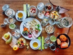 uma mesa coberta com pratos de alimentos e bebidas em Hotel Goldenes Fass em Freudenberg am Main