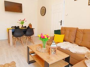 uma sala de estar com um sofá e uma mesa em Apartament Celebrity em Leśna